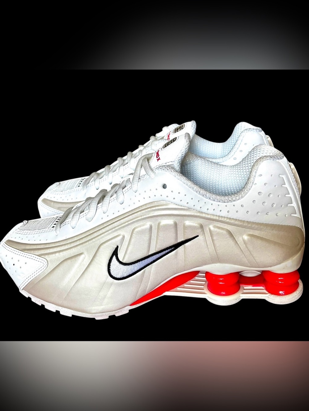 Nike Air Shox R4 White Phantom Red Shoes Size 6 youth / 7.5 women (US) NEW